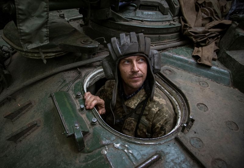 &copy; Reuters. Un soldat ukrainien dans un véhicule militaire blindé dans la région de Donetsk, en Ukraine. /Photo prise le 12 juin 2023/REUTERS/Oleksandr Ratushniak