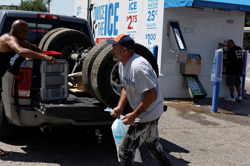 &copy; Reuters. FILE PHOTO: People purchase ice during a heatwave with expected temperatures of 102 F (39 C) in Dallas, Texas, U.S. June 12, 2022. REUTERS/Shelby Tauber/File Photo