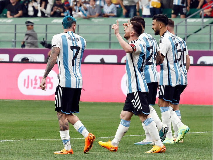 &copy; Reuters. Jun 15, 2023 
Foto del jueves del delantero de Argentina Lionel Messi celebrando con sus compañeros tras marcar ante Australia 
REUTERS/Thomas Peter