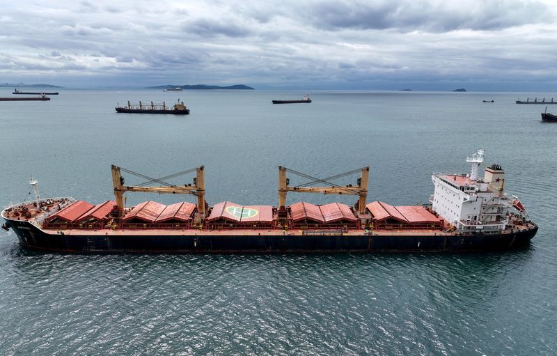 &copy; Reuters. Amfitriti, um graneleiro que faz parte do negócio de grãos do Mar Negro, e outros navios comerciais esperam para passar pelo estreito de Bósforo na costa de Yenikapi em Istambul, Turquia
10/05/2023
REUTERS/Mehmet Emin Caliskan