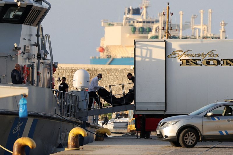 &copy; Reuters. Homens carregam malas com corpos de imigrantes mortos em embarcação, em Kalamata, Grécia
15/06/2023
REUTERS/Stelios Misinas