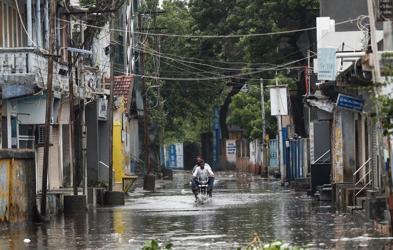 &copy; Reuters. Foto del jueves de un hombre en motocicleta en una calle inundada en la localidad undia de Mandvi
Jun 15, 2023. REUTERS/Francis Mascarenhas