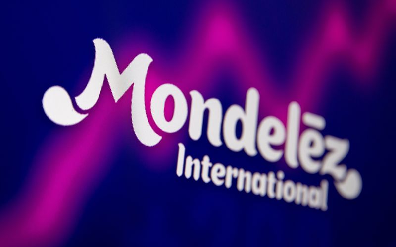 &copy; Reuters. FILE PHOTO: Mondelez International logo and stock graph are seen displayed in this illustration picture taken July 26, 2021. Picture taken July 26, 2021. REUTERS/Dado Ruvic/Illustration/File Photo