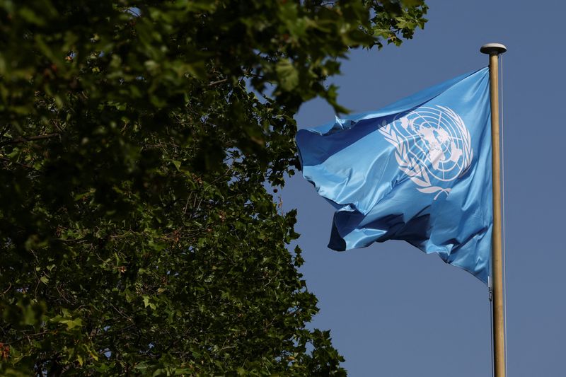 &copy; Reuters. FOTO DE ARCHIVO-La bandera de las Naciones Unidas ondea el día de la apertura de la segunda sesión de negociaciones en torno a un futuro tratado sobre la lucha contra la contaminación por plásticos, en París, Francia. 29 de mayo de 2023. REUTERS/Step