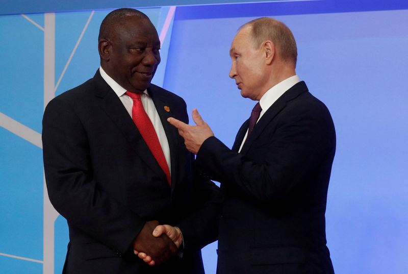 &copy; Reuters.  南アフリカ大統領府は１５日、ラマポーザ大統領がウクライナとロシア訪問に向け出発し、１５日にポーランドに到着したと発表した。現在、ウクライナの首都キーウ（キエフ）に向かっ