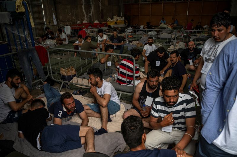 &copy; Reuters. Des migrants au port de Kalamata en Grèce après avoir été secourus d'un naufrage. /Photo prise le 15 juin 2023/REUTERS/Angelos Tzortzinis