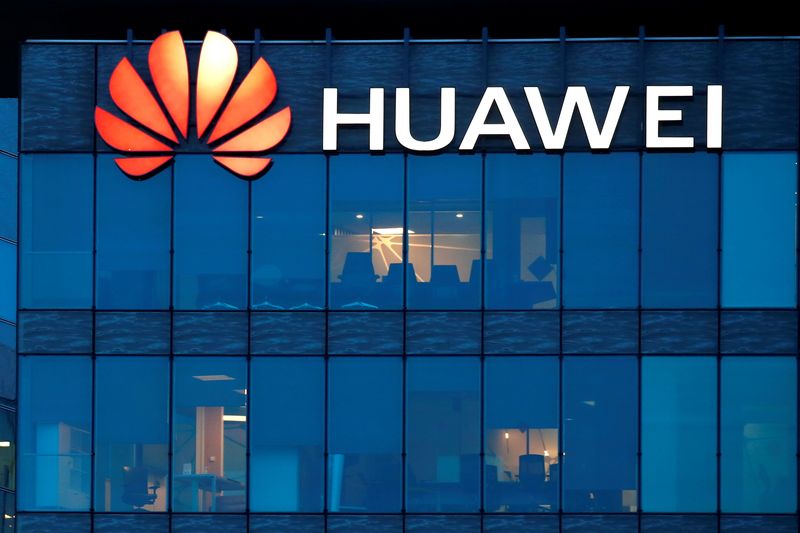 &copy; Reuters. Logo da Huawei em Paris, França
17/2/2021 REUTERS/Gonzalo Fuentes/Arquivo