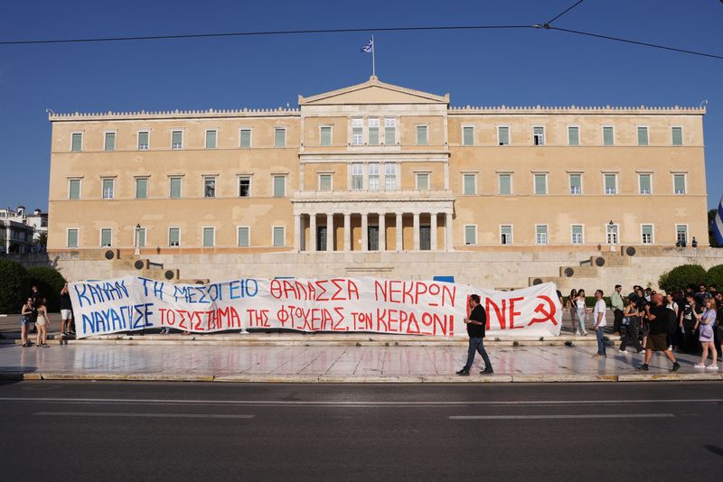 &copy; Reuters. Protesters hold a banner during a demonstration in front of the parliament building, following a deadly migrant shipwreck off Greece, in Athens, Greece, June 14, 2023. The banner reads: "They made the Mediterranean a sea of the dead. The system of poverty