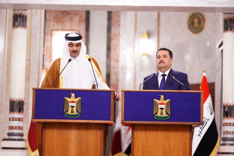 &copy; Reuters. رئيس الوزراء العراقي محمد السوداني مع أمير قطر الشيخ تميم بن حمد آل ثاني في بغداد يوم الخميس. صورة من المكتب الإعلامي لرئيس الوزراء العراقي. 