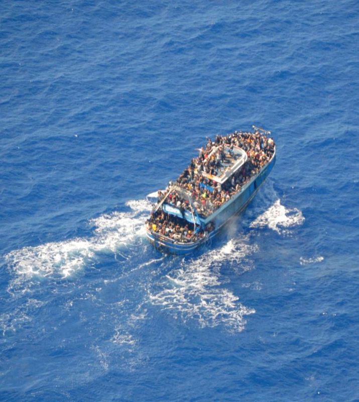 © Reuters. A undated handout photo provided by the Hellenic Coast Guard shows migrants onboard a boat during a rescue operation, before their boat capsized on the open sea, off Greece, June 14, 2023. Hellenic Coast Guard/Handout via REUTERS