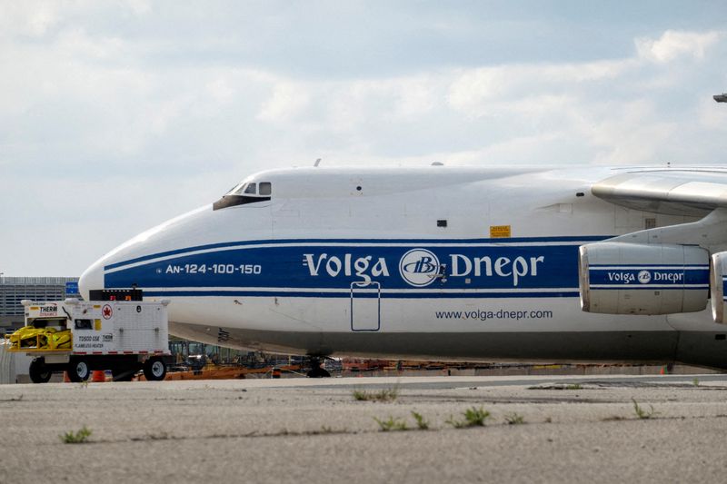 &copy; Reuters. Aeronave Antonov 124 registrada na Rússia, operada pela transportadora de carga Volga-Dnepr, está estacionada mais de um ano depois que o Canadá fechou seu espaço aéreo para aeronaves russas em resposta à invasão russa da Ucrânia, no Aeroporto Int