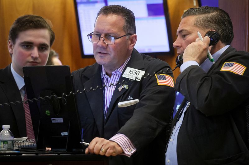 &copy; Reuters. FILE PHOTO: Traders work on the floor of the New York Stock Exchange (NYSE) in New York City, U.S., June 5, 2023.  REUTERS/Brendan McDermid