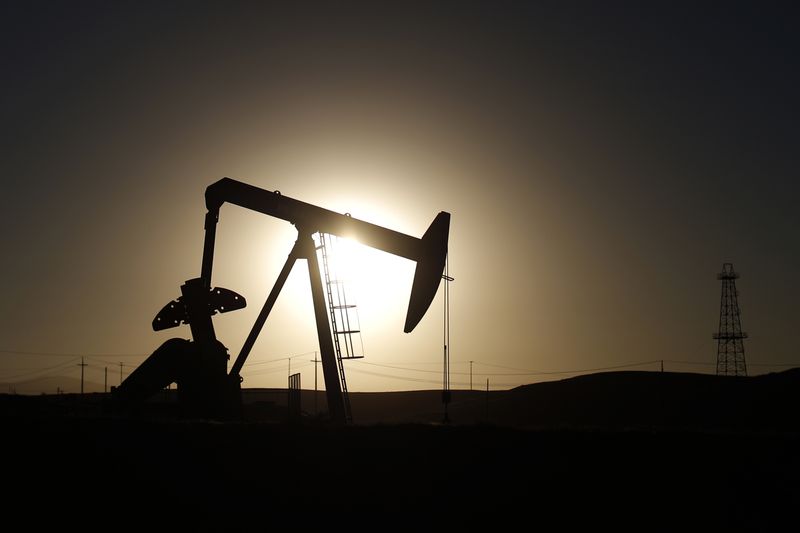 &copy; Reuters. A pump jack is seen at sunrise near Bakersfield, California October 14, 2014. Brent crude hit a new four-year low on Wednesday before recovering to just under $85 a barrel, as faltering global growth curbed demand for fuel at a time of heavy oversupply. O