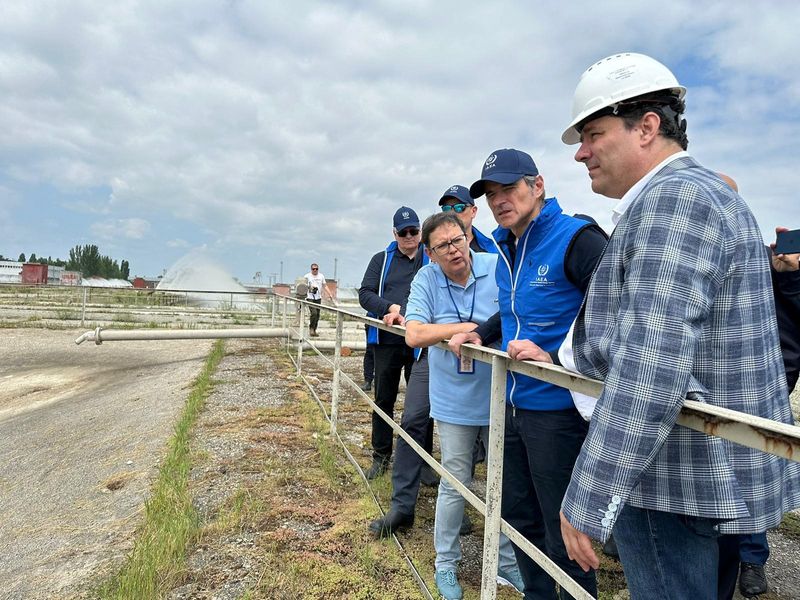 &copy; Reuters. International Atomic Energy Agency (IAEA) Director General Rafael Grossi and members of the expert mission visit the Zaporizhzhia Nuclear Power Plant and its surrounding area in the course of Russia-Ukraine conflict outside Enerhodar in the Zaporizhzhia r