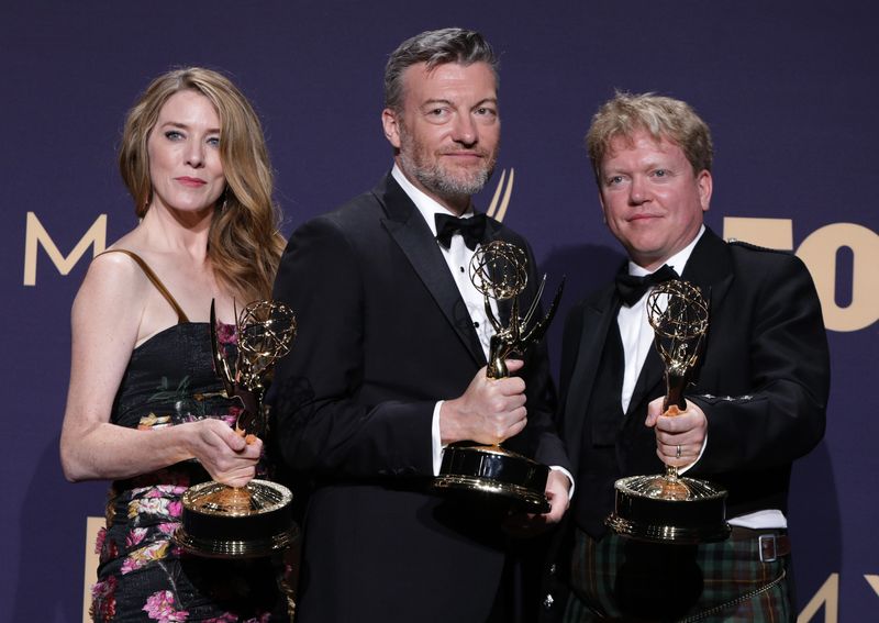 &copy; Reuters. Annabel Jones, Charlie Brooker e Russel McLean posam nos bastidores do Emmy com prêmios recebidos por "Black Mirror"
22/09/2019
REUTERS/Monica Almeida