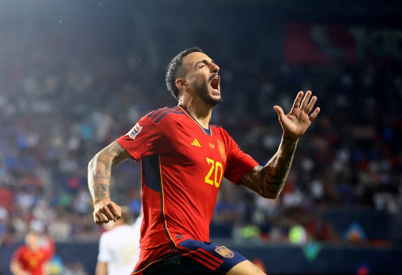 &copy; Reuters. خوسيلو لاعب إسبانيا يحتفل بتسجيل الهدف الثاني خلال مباراة فريقه أمام إيطاليا في نهائي دوري الأمم الأوروبية لكرة القدم في اينسخيدي بهولندا 