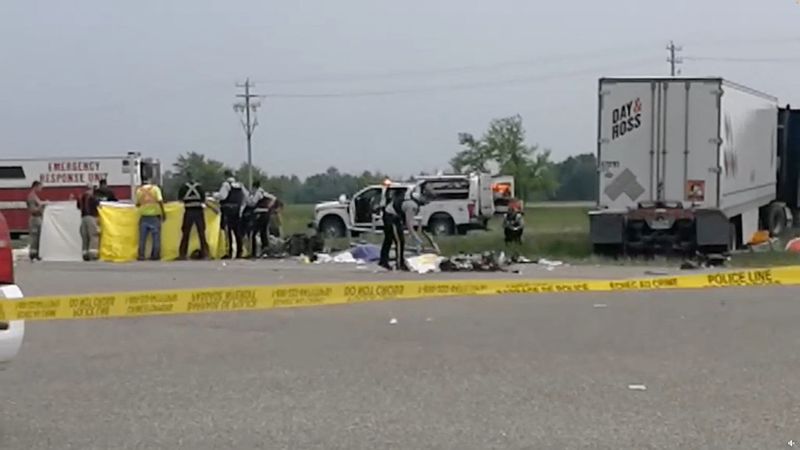 © Reuters. SENSITIVE MATERIAL. THIS IMAGE MAY OFFEND OR DISTURB  Police secures the area at the crash scene near Carberry, Manitoba, Canada June 15, 2023 in this still image obtained from a social media video. PortageOnline/Mike Blume/via REUTERS 