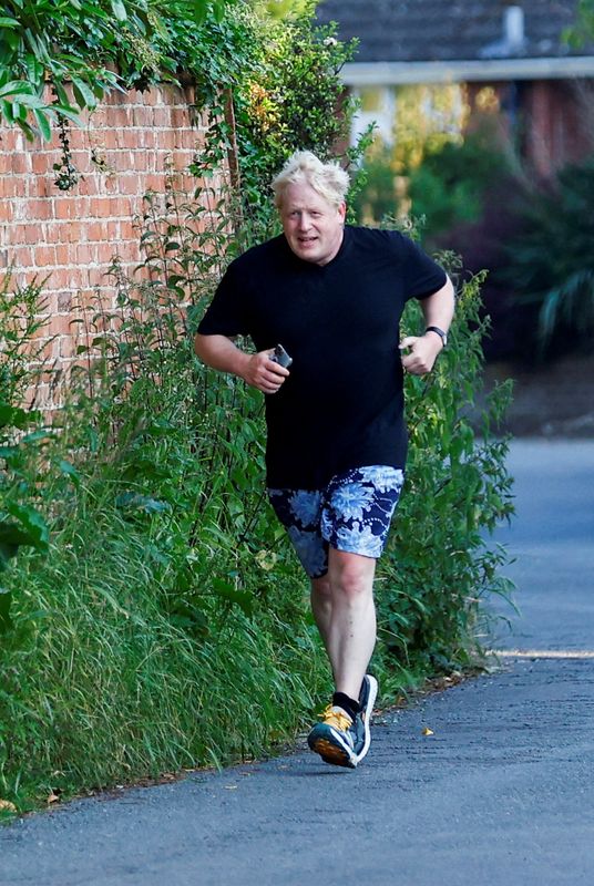 &copy; Reuters. Imagen de archivo. El exprimer ministro británico Boris Johnson regresa a su casa después de correr, en Brightwell-cum-Sotwell, Oxfordshire, Reino Unido. 14 de junio de 2023. REUTERS/Peter Cziborra