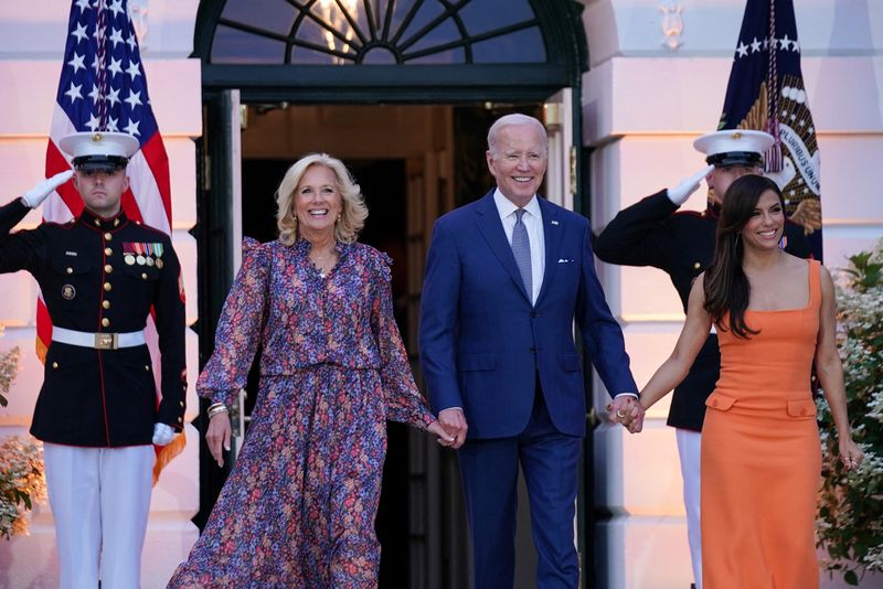 &copy; Reuters. Foto del jueves de la primera dama de EEUU, Jill Biden, el Presidente Joe Biden, y la actriz Eva Longoria en la Casa BLanca 
 Jun 15, 2023. REUTERS/Sarah Silbiger