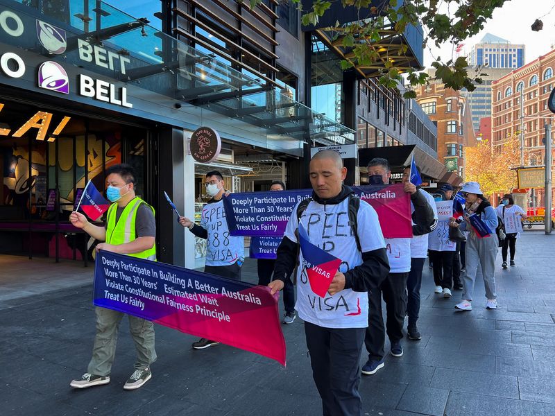 © Reuters. Chinese migrants protest against Australia's policy shift on the investment visa scheme, as they march outside the Australian Broadcasting Corporation office in Sydney, Australia June 16, 2023. REUTERS/Stella Qiu