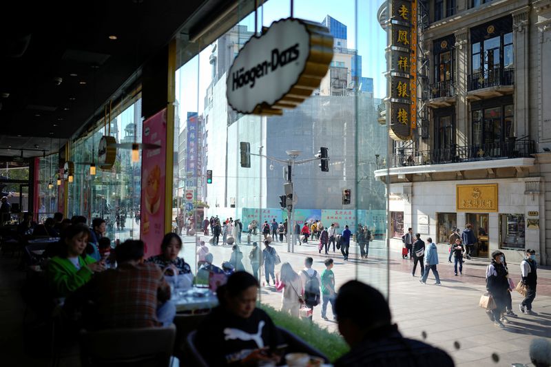 &copy; Reuters. People walk at the main shopping area in Shanghai, China, March 14, 2023. REUTERS/Aly Song/ FILE PHOTO