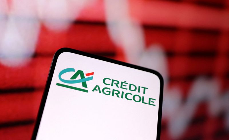 &copy; Reuters. Le logo de Crédit agricole et un graphique boursier décroissant. /Illustration du 12 mars 2023/REUTERS/Dado Ruvic 