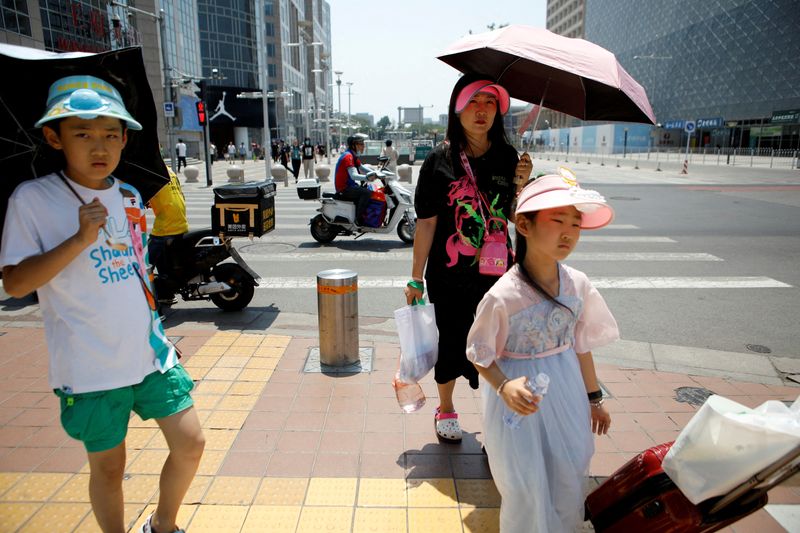 &copy; Reuters. 　６月１６日、中国北部の複数都市では今週、気温が６月としては記録的水準に上昇し、猛暑に見舞われている。写真は北京で撮影（２０２３年　ロイター／Flonrece Lo）
