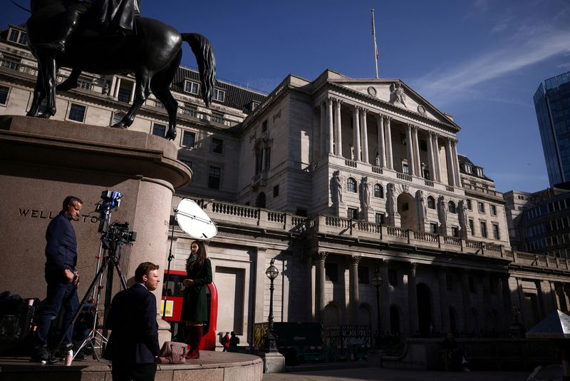 &copy; Reuters. FOTO DE ARCHIVO: Un equipo de televisión frente a la sede del Banco de Inglaterra en Londres, Reino Unido, el 11 de mayo de 2023. REUTERS/Henry Nicholls