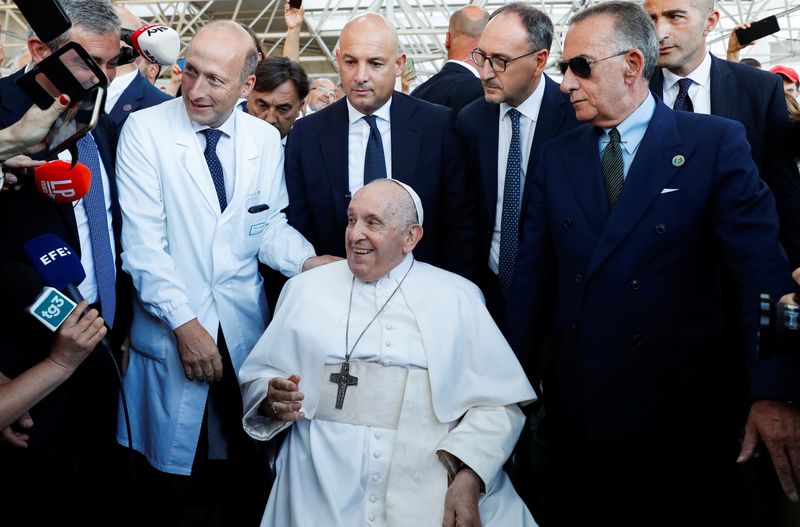 &copy; Reuters. El Papa Francisco observa al Dr. Sergio Alfieri, quien operó al Papa Francisco, de pie junto a él, después de haber sido dado de alta del Hospital Gemelli, en Roma, Italia. 16 de junio de 2023. REUTERS/Remo Casilli