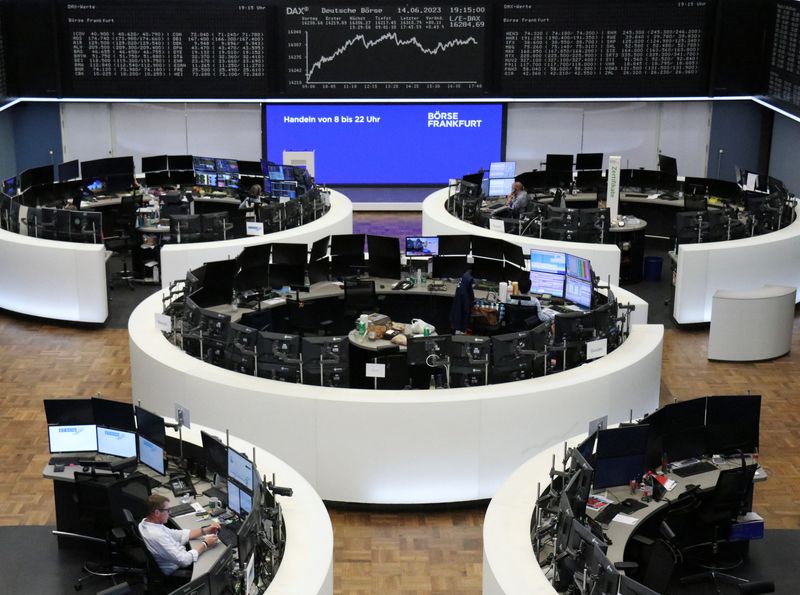 &copy; Reuters. FOTO DE ARCHIVO: El gráfico de cotización del índice bursátil alemán DAX en una pantalla en el interior de la Bolsa de Fráncfort, Alemania, el 14 de junio de 2023. REUTERS/Personal