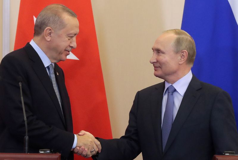 &copy; Reuters. الرئيس الروسي فلاديمير بوتين يصافح الرئيس التركي رجب طيب أردوغان خلال مؤتمر صحفي في سوتشي بروسيا في صورة من أرشيف رويترز.