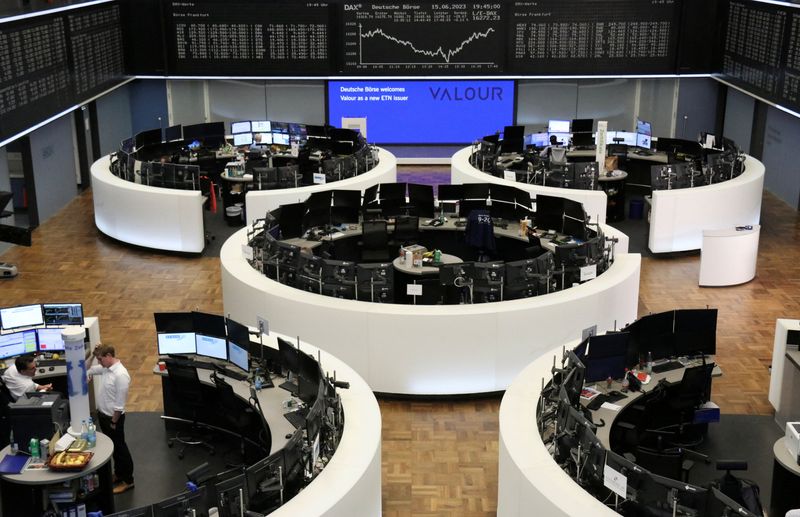 &copy; Reuters. شاشات تعرض بيانات من مؤشر داكس الألماني في بورصة فرانكفورت يوم الخميس. تصوير: رويترز.
