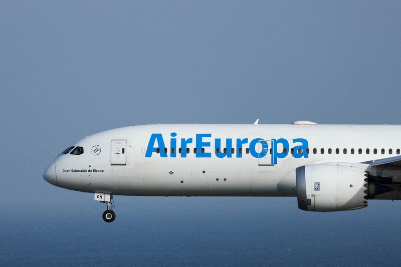 &copy; Reuters. FOTO DE ARCHIVO: Un avión de la aerolínea española Air Europa aterriza en el aeropuerto de Gran Canaria en Telde, Canarias, España, el 21 de febrero de 2023. REUTERS/Borja Suárez