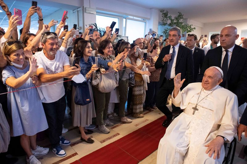 &copy; Reuters. Le pape François salue les gens le jour de sa sortie de l'hôpital Gemelli à Rome, en Italie. /Photo prise le 16 juin 2023/REUTERS/Vatican Media 