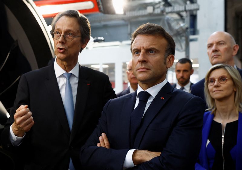 &copy; Reuters. Le président français Emmanuel Macron, aux côtés d'Olivier Andries, PDG de Safran, la ministre française de la Transition énergétique Agnès Pannier-Runacher et le ministre délégué à l'Industrie Roland Lescure, visite le site de Safran Aircraft