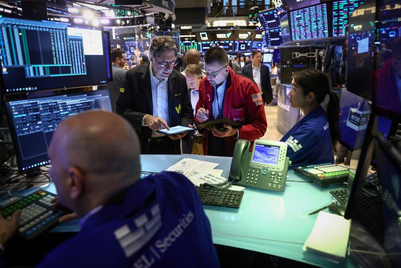 &copy; Reuters. Traders work on the trading floor at the New York Stock Exchange (NYSE) in New York City, U.S., January 26, 2023. REUTERS/Andrew Kelly