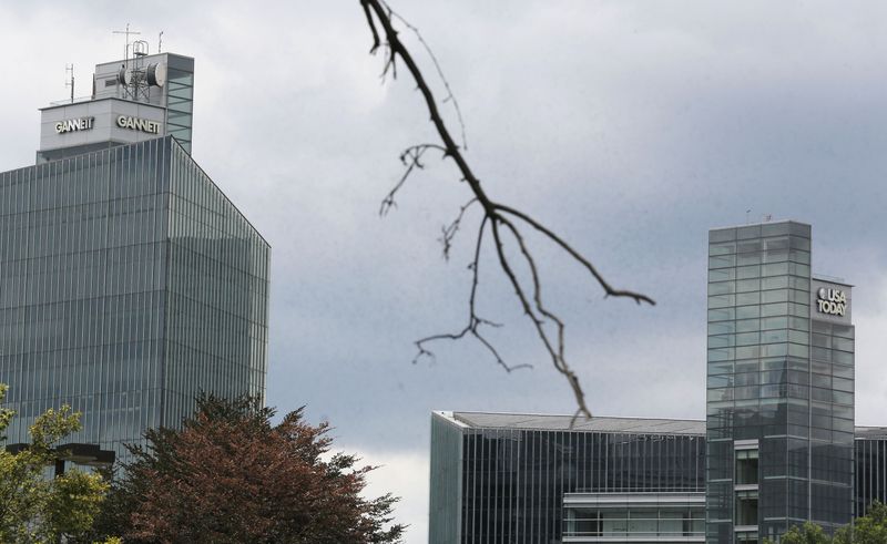 © Reuters. FILE PHOTO: The corporate headquarter buildings of Gannett Co and its flagship newspaper, USA Today, are seen in McLean, Virginia, July 23, 2013. A decline in newspaper advertising dragged down Gannett Co's second-quarter results, underscoring the company's need for new revenue streams.     REUTERS/Larry Downing/File Photo