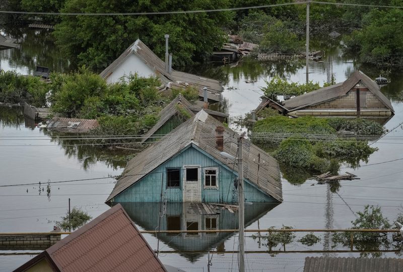 &copy; Reuters. FOTO DE ARCHIVO. Una vista muestra una zona inundada tras la rotura de la presa de Nova Kajovka, en medio del ataque de Rusia a Ucrania, en Jersón, Ucrania. 10 de junio de 2023. REUTERS/Oleksandr Klymenko