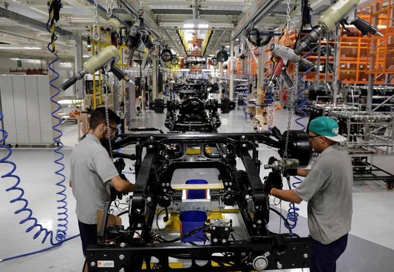 &copy; Reuters. FOTO DE ARCHIVO: Empleados trabajan en la nueva línea de montaje para camiones de la planta de camiones y autobuses de Mercedes Benz en Sao Bernardo do Campo, Brasil. 27 de marzo, 2018. REUTERS/Paulo Whitaker