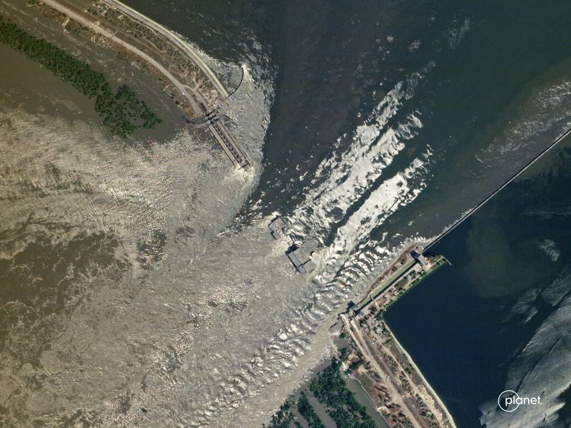 &copy; Reuters. صورة عبر الأقمار الصناعية تظهر سد كاخوفكا المدمر في منطقة خيرسون بأوكرانيا يوم السادس من يونيو حزيران 2023. صورة لرويترز من طرف ثالث. يحظر إعا