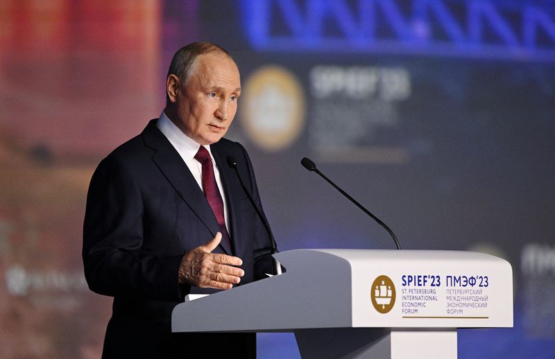 &copy; Reuters. بوتين يتحدث خلال منتدى سان بطرسبرج الاقتصادي الدولي في روسيا يوم الجمعة. صورة من وكالة سبوتنيك للأنباء. 