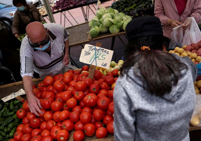 &copy; Reuters. Residents buy food at a local market, in downtown San Francisco, California, U.S., July 13, 2022. REUTERS/Carlos Barria