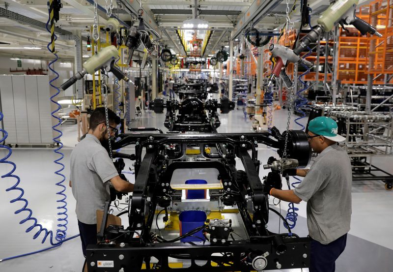 © Reuters. Funcionários trabalham em linha de montagem da fábrica de caminhões e ônibus da Mercedes Benz em São Bernardo do Campo (SP)
27/03/2018
REUTERS/Paulo Whitaker