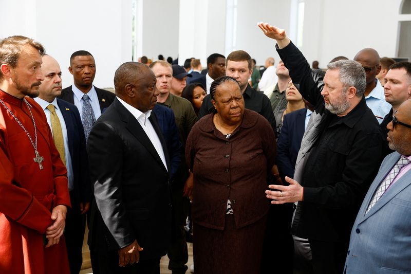 © Reuters. South African President Cyril Ramaphosa, Naledi Pandor, South African Minister of International Relations and Cooperation, Ukraine's Prosecutor General Andriy Kostin and President of the Union of Comoros Azali Assoumani visit a church at a site of a mass grave, in the town of Bucha, amid Russia's attack on Ukraine, outside of Kyiv, Ukraine June 16, 2023. REUTERS/Valentyn Ogirenko