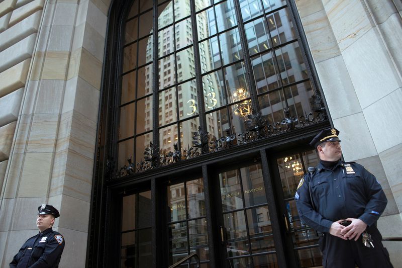 &copy; Reuters. FILE PHOTO: Federal Reserve and New York City Police officers stand guard in front of the New York Federal Reserve Building in New York, October 17, 2012. REUTERS/Keith Bedford/File Photo