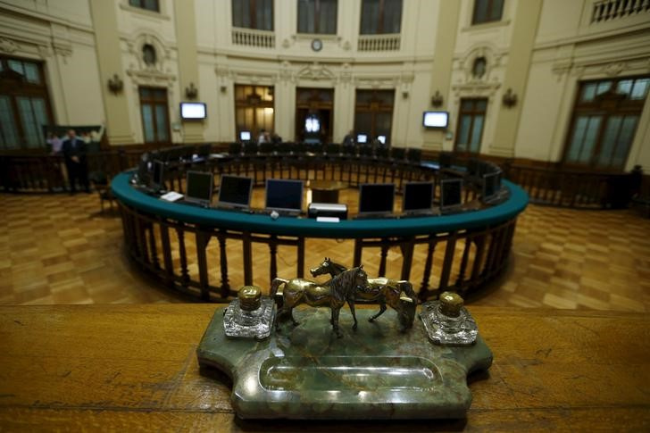 © Reuters. FOTO DE ARCHIVO. Una vista del piso de la Bolsa de Comercio de Santiago, Chile, Septiembre 1 2015.  REUTERS/Iván Alvarado