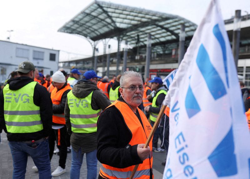 &copy; Reuters. FILE PHOTO: Railway workers protest in front of the Cologne Central Station during a nationwide strike called by the EVG rail and transport union over a wage dispute, in Cologne, Germany, April 21, 2023. REUTERS/Thilo Schmuelgen/File Photo