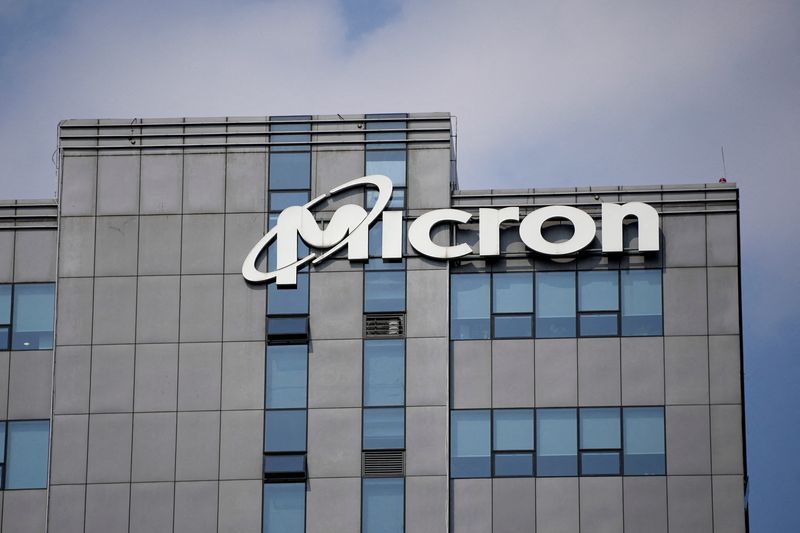 &copy; Reuters. Logo da Micron em prédio da empresa em Xangai, na China
25/05/2023 REUTERS/Aly Song
