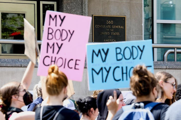 © Reuters. People march in front of the U.S. consulate during a protest after the U.S. Supreme Court ruled in the Dobbs v Women's Health Organization abortion case, overturning the landmark Roe v Wade abortion decision, in Toronto, Ontario, Canada June 29, 2022. REUTERS/Chris Helgren