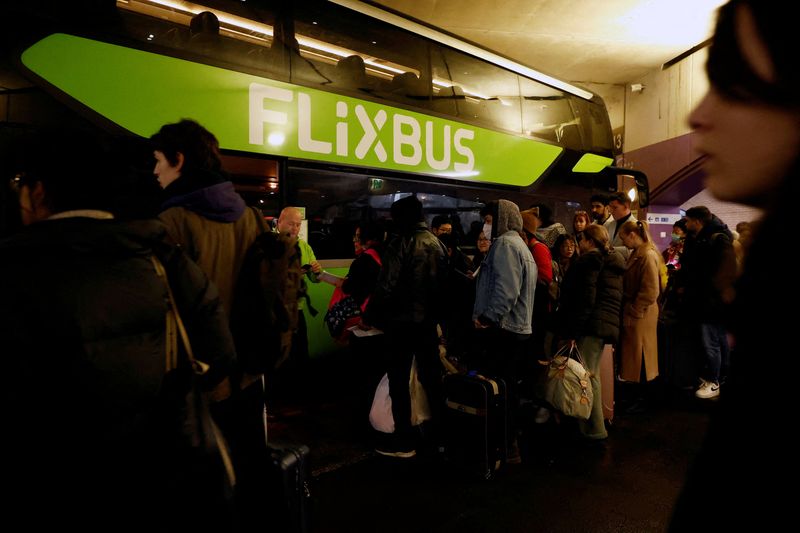 &copy; Reuters. FILE PHOTO: Travelers wait in front of a FlixBus bus at Bercy bus station in Paris during a strike by train guards at France's state-owned railway operator SNCF with major disruption for Christmas holidays in France, December 23, 2022.  REUTERS/Noemie Oli